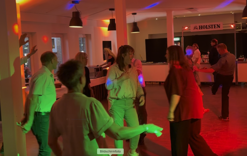 Erwachsene Gäste tanzen bei rotem und grünem Licht