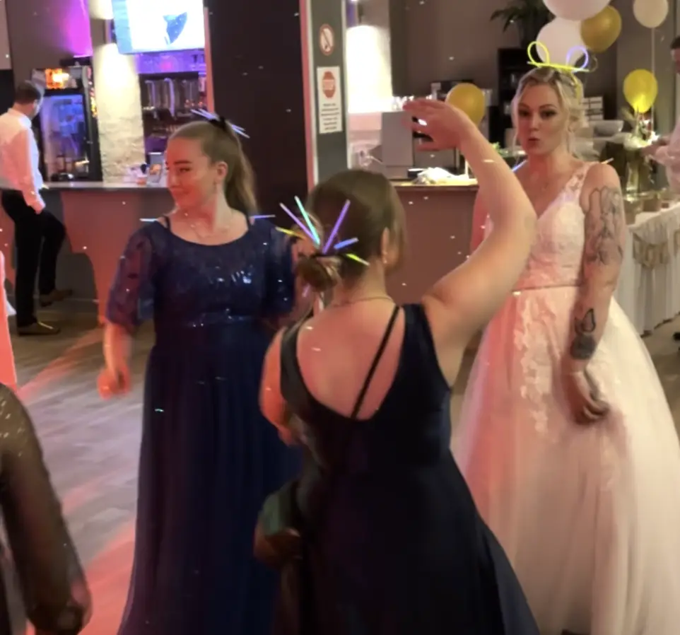 Frauen in Abendkleidern und Brautkleid tanzen auf einer Party