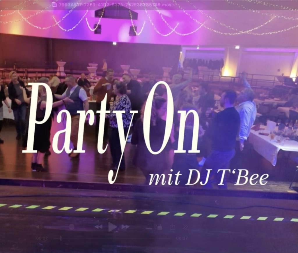 Tanzende Partygäste mit Text Party On mit DJ T'Bee