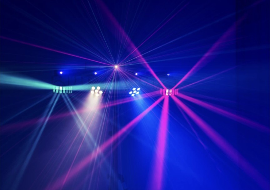 Violette und blaue Lichtstrahlen auf einer Tanzfläche